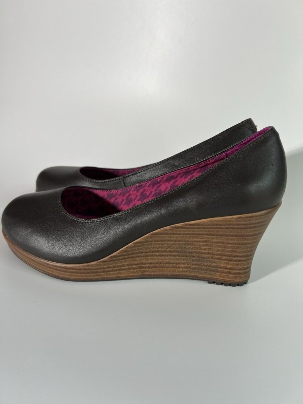 Crocs A-Leigh Espresso / Walnut Leather Closed Toe Wedge Pumps Women's Size 8